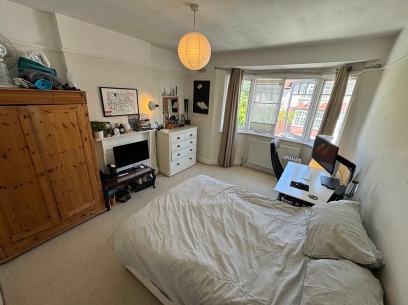 Room Lynwood Road in Greater London