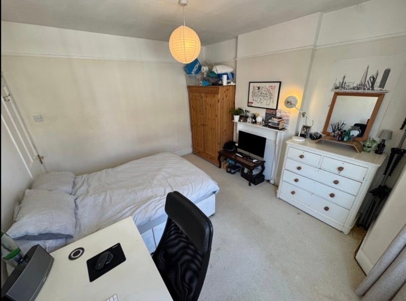 Room Lynwood Road in Greater London
