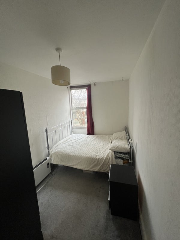 Flat Falcon Road in Greater London