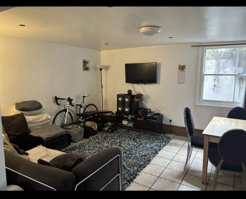 Room Commercial Road in Greater London
