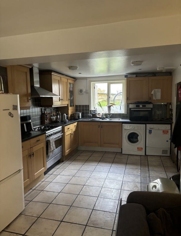 Room Commercial Road in Greater London