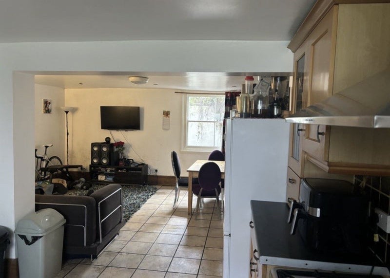 Room Commercial Road in Greater London