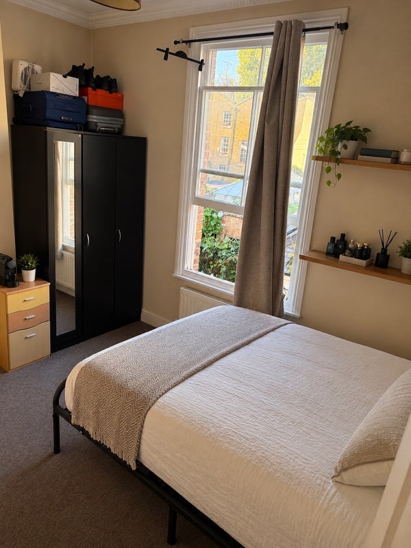 Room Commercial Road in Greater London