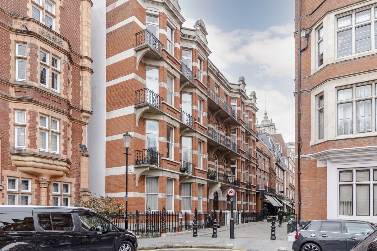 Flat Kensington Court in Greater London