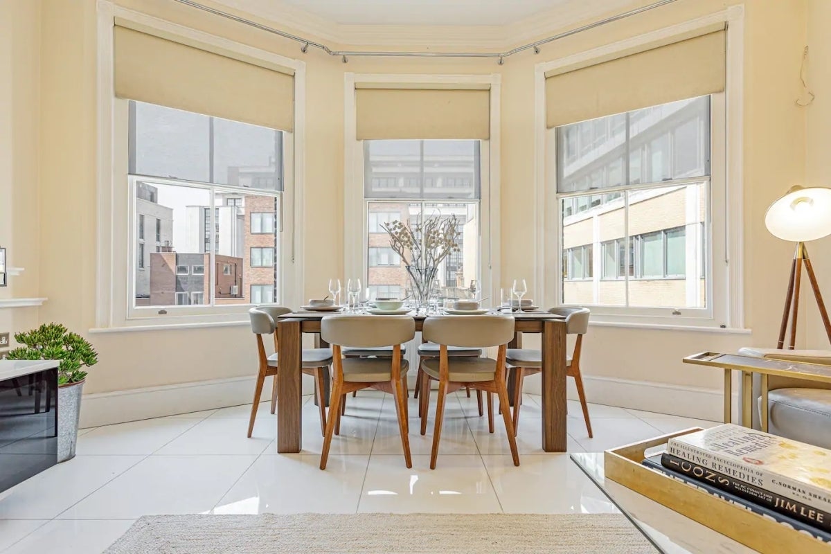 Flat Kensington Court in Greater London