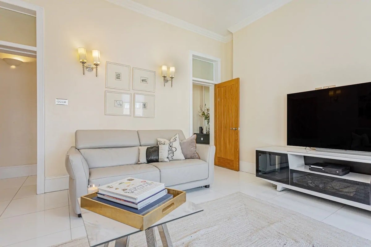 Flat Kensington Court in Greater London