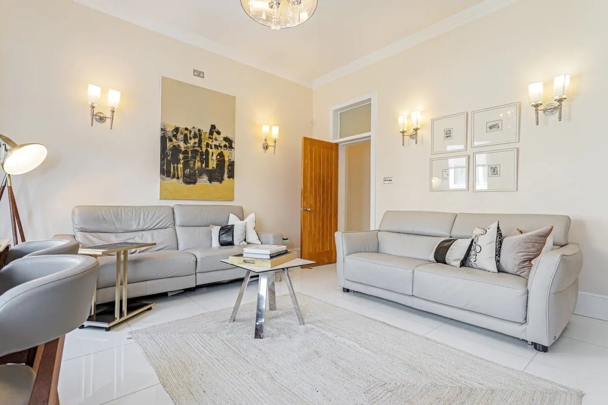 Flat Kensington Court in Greater London
