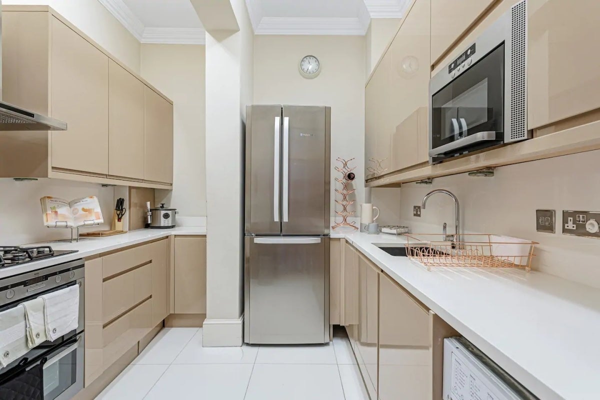 Flat Kensington Court in Greater London