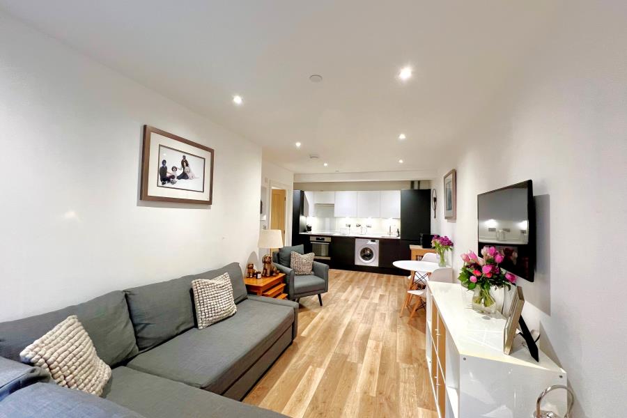 Flat Chertsey Road in Woking