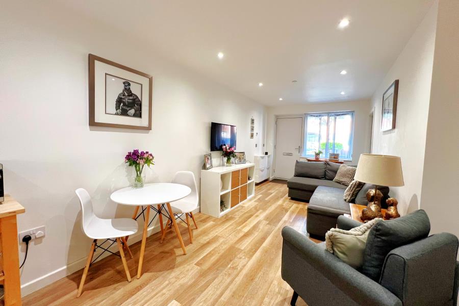 Flat Chertsey Road in Woking