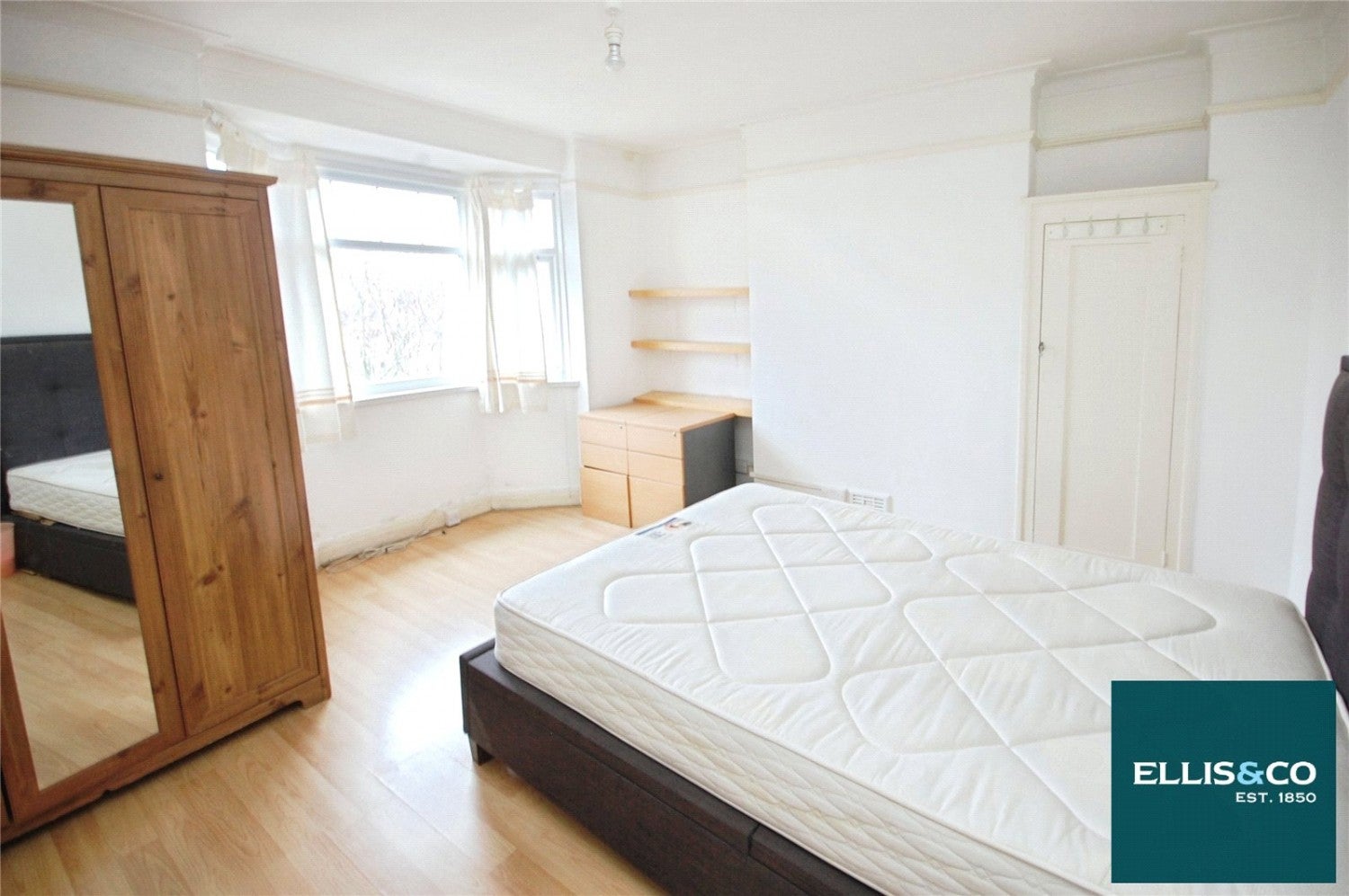 Flat Finchley Road in Greater London