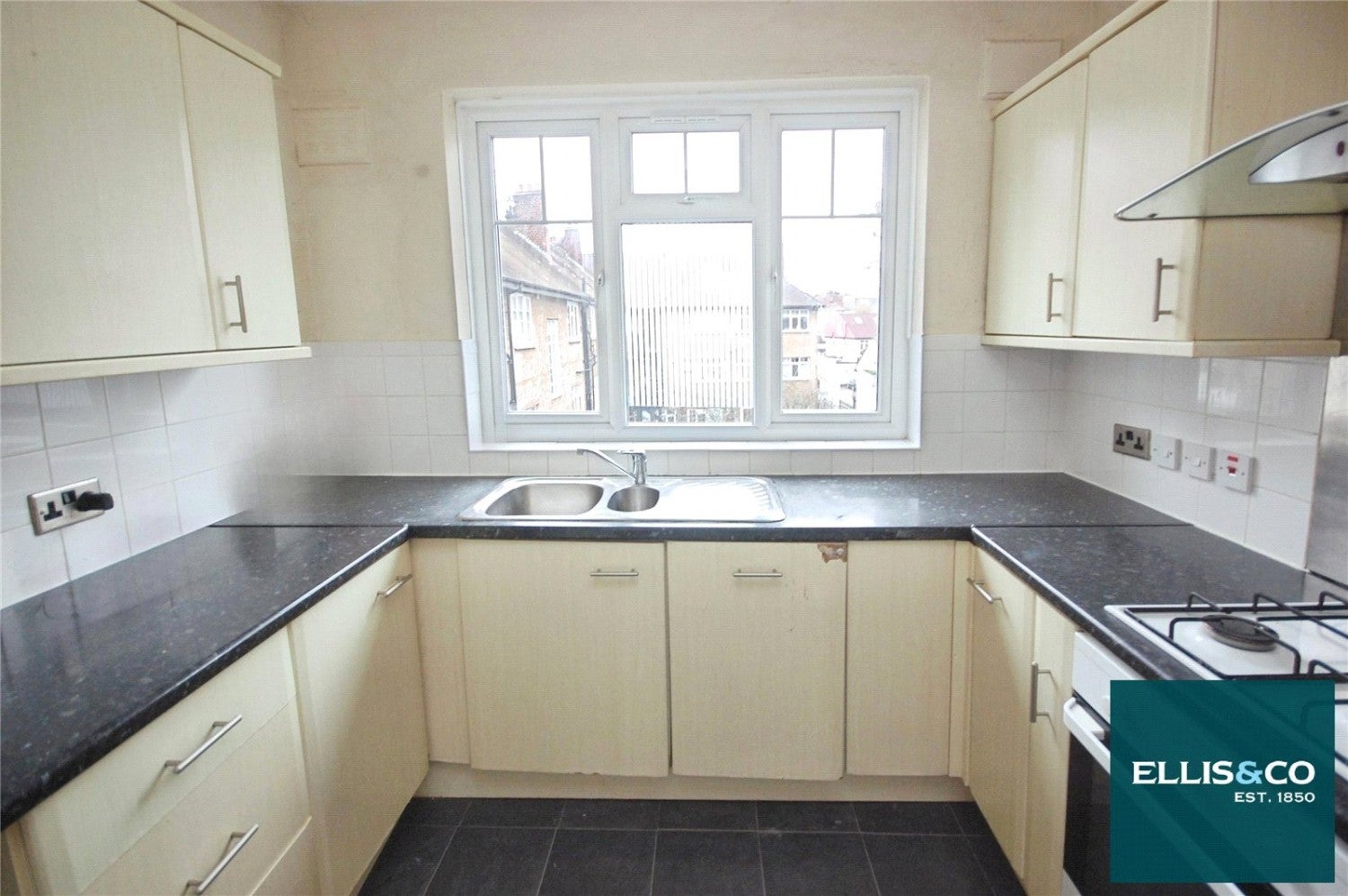 Flat Finchley Road in Greater London