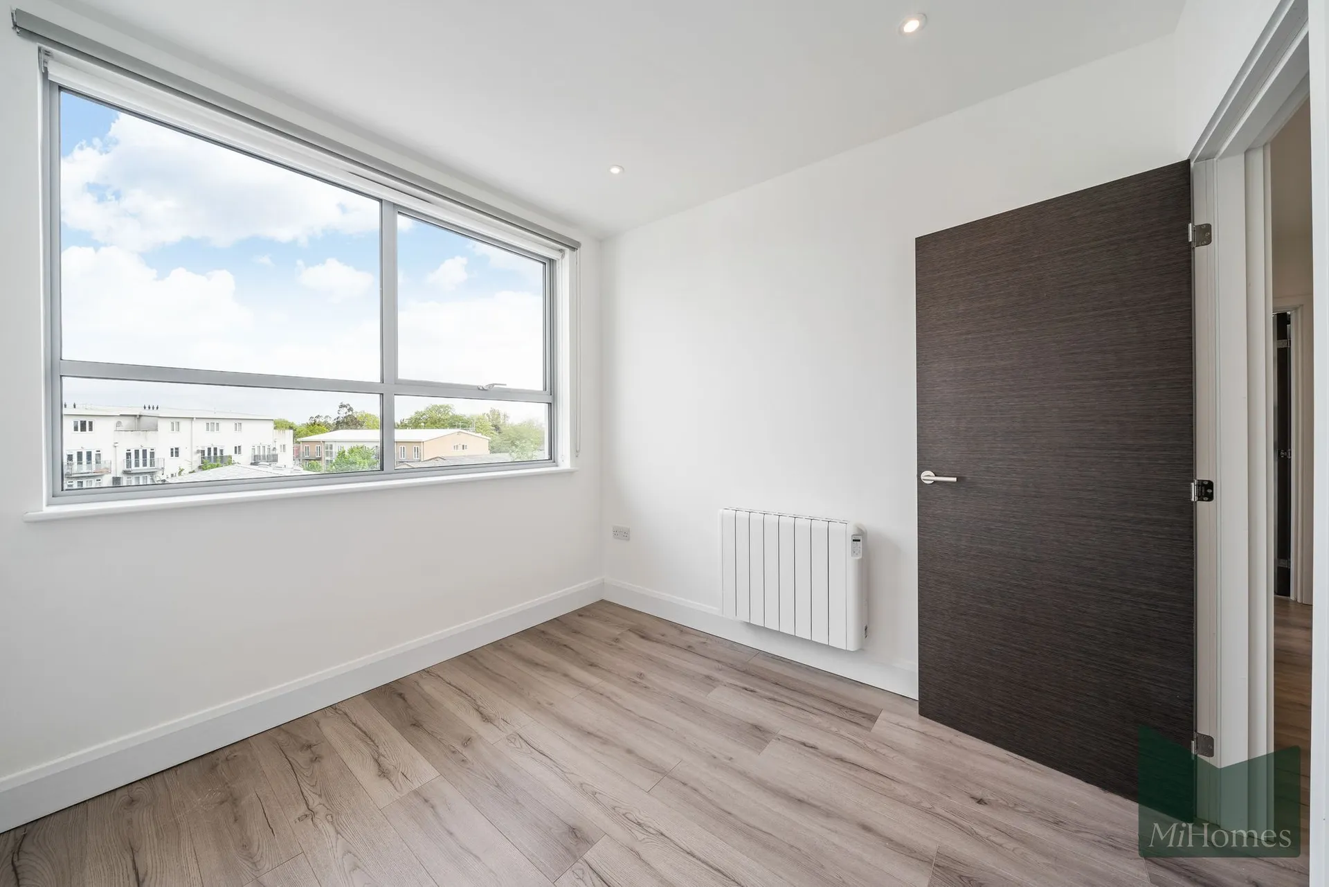 Flat Botwell Lane in Greater London