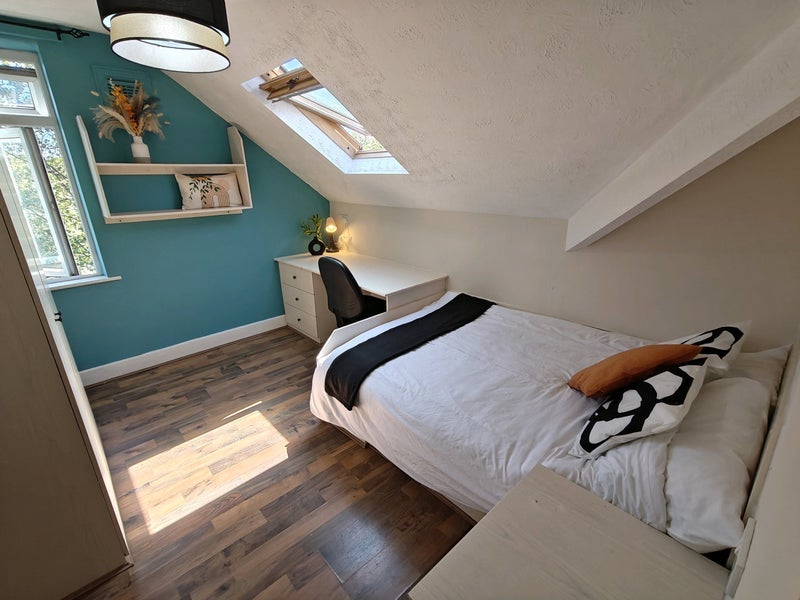 Room Otley Road in Leeds