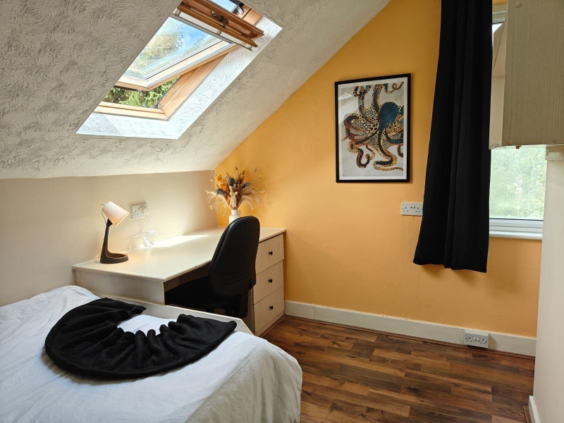 Room Otley Road in Leeds