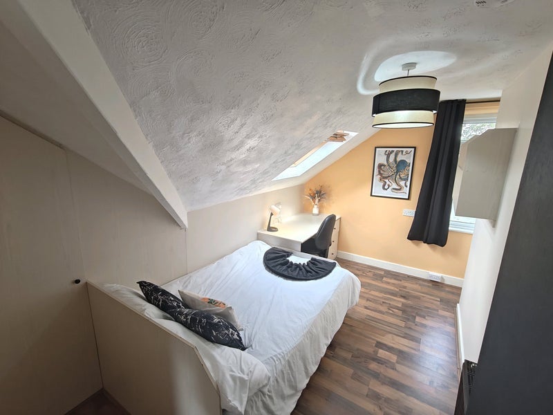 Room Otley Road in Leeds