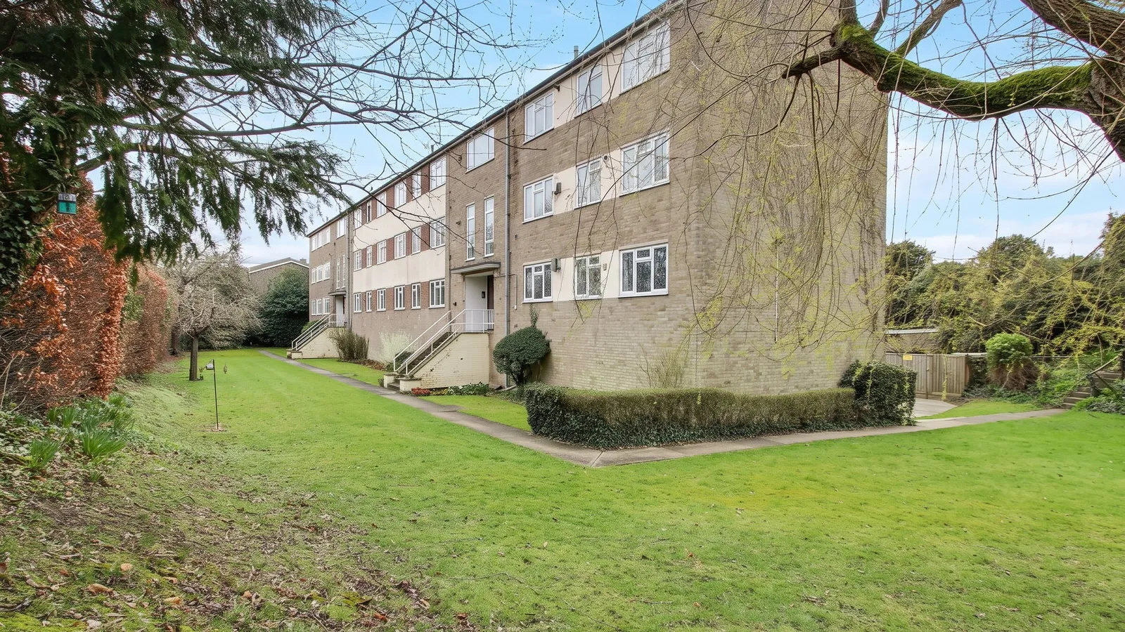 Flat Wilson-Valkenburg Court in Newbury