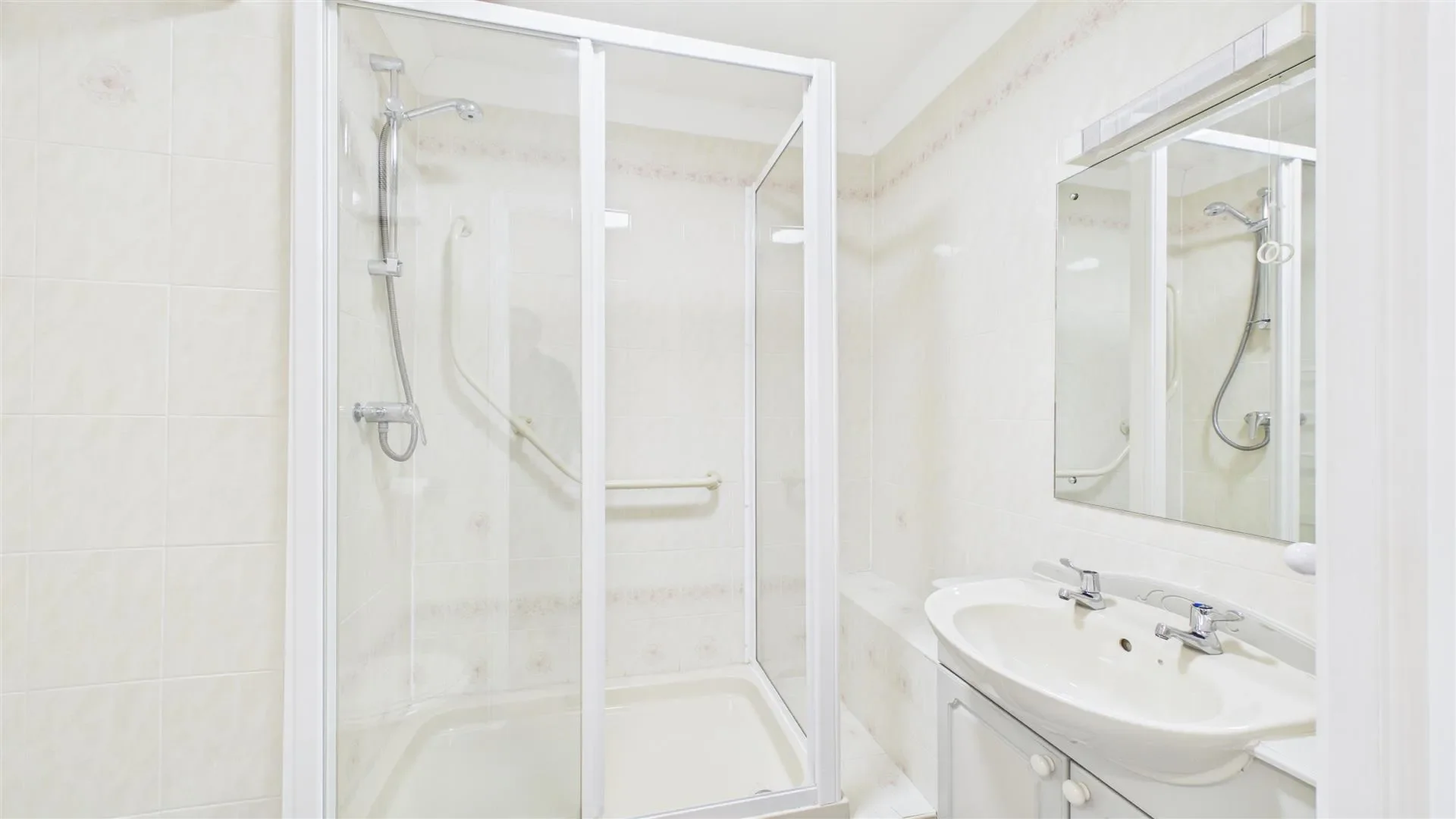 Flat Meredith Court in Cheshunt