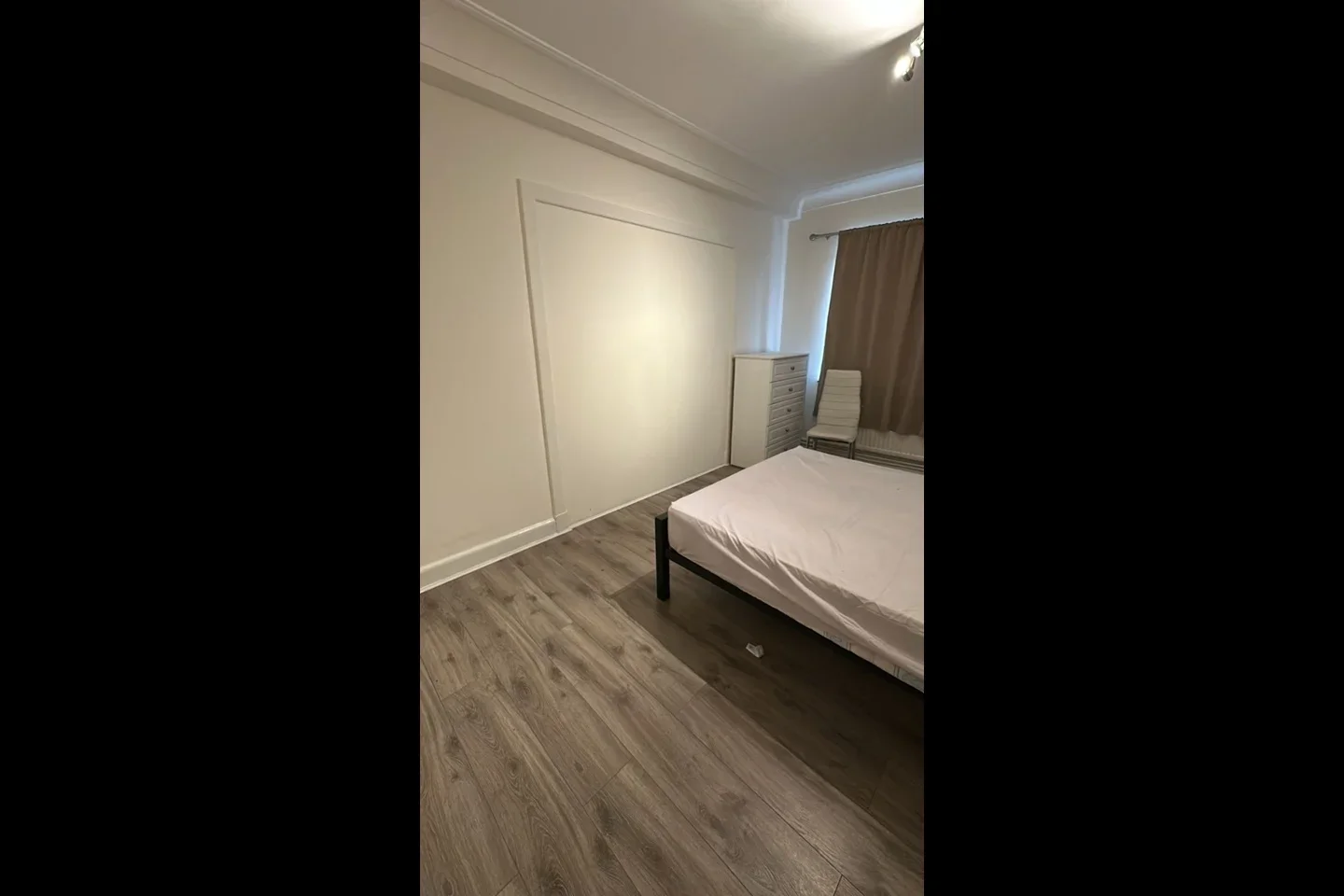 Room Whitby Gardens in Greater London
