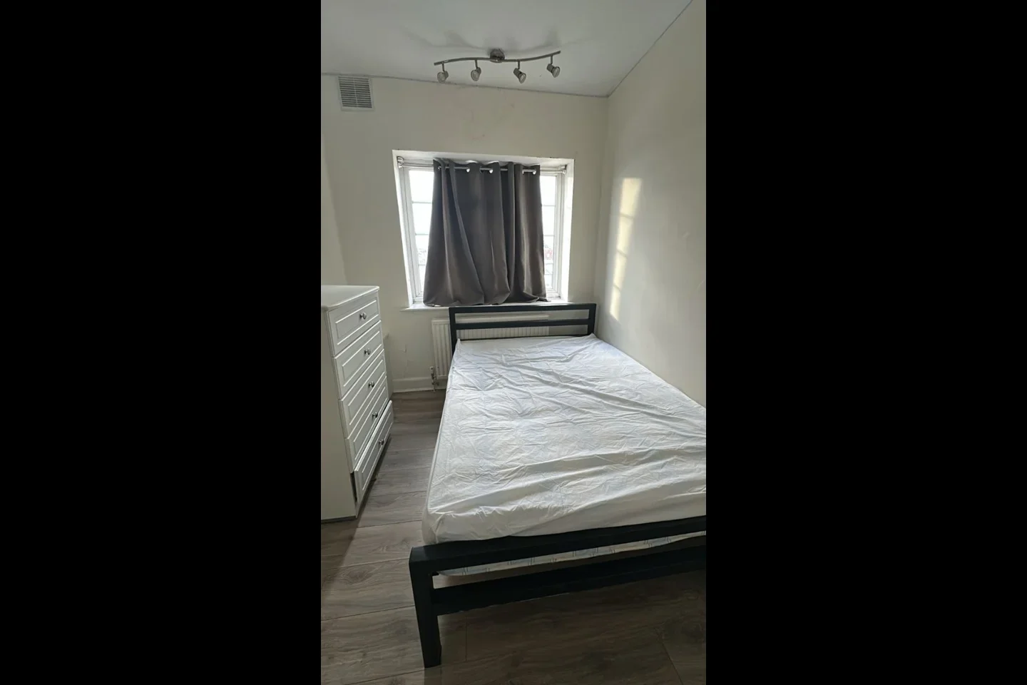 Room Whitby Gardens in Greater London