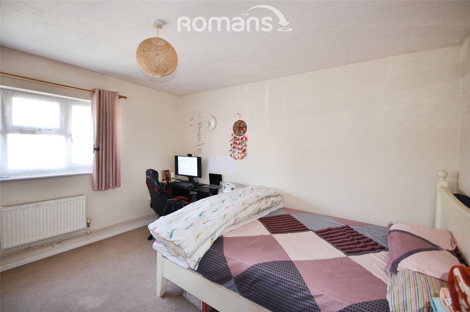 Flat Pursers Court in Slough