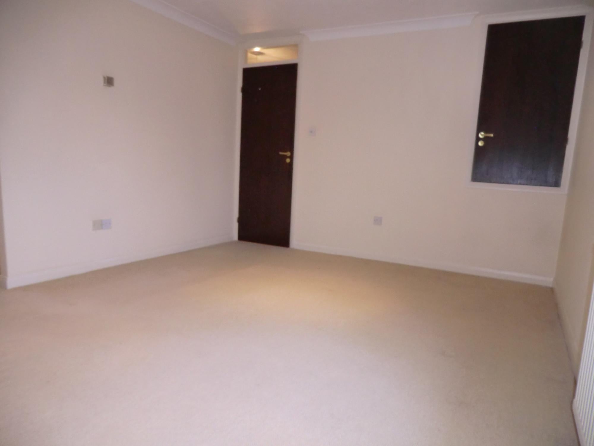 Flat Kings Chase in Walton on Thames