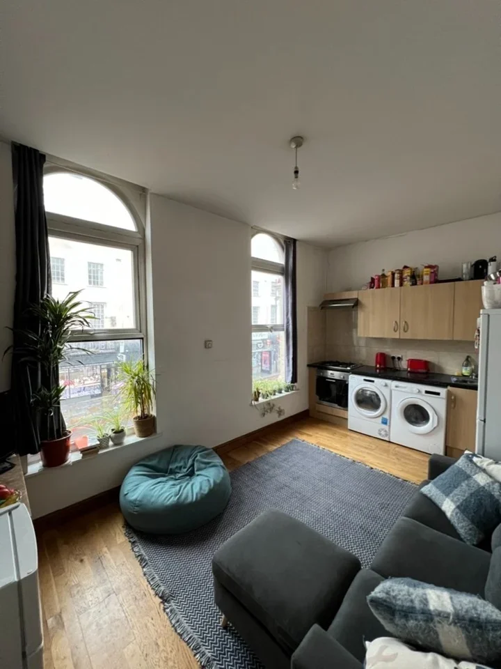 Flat Kingsland High Street in Greater London