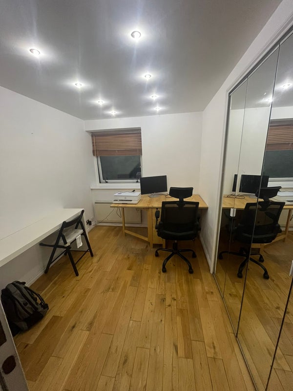 Room Mavisbank Gardens in Glasgow