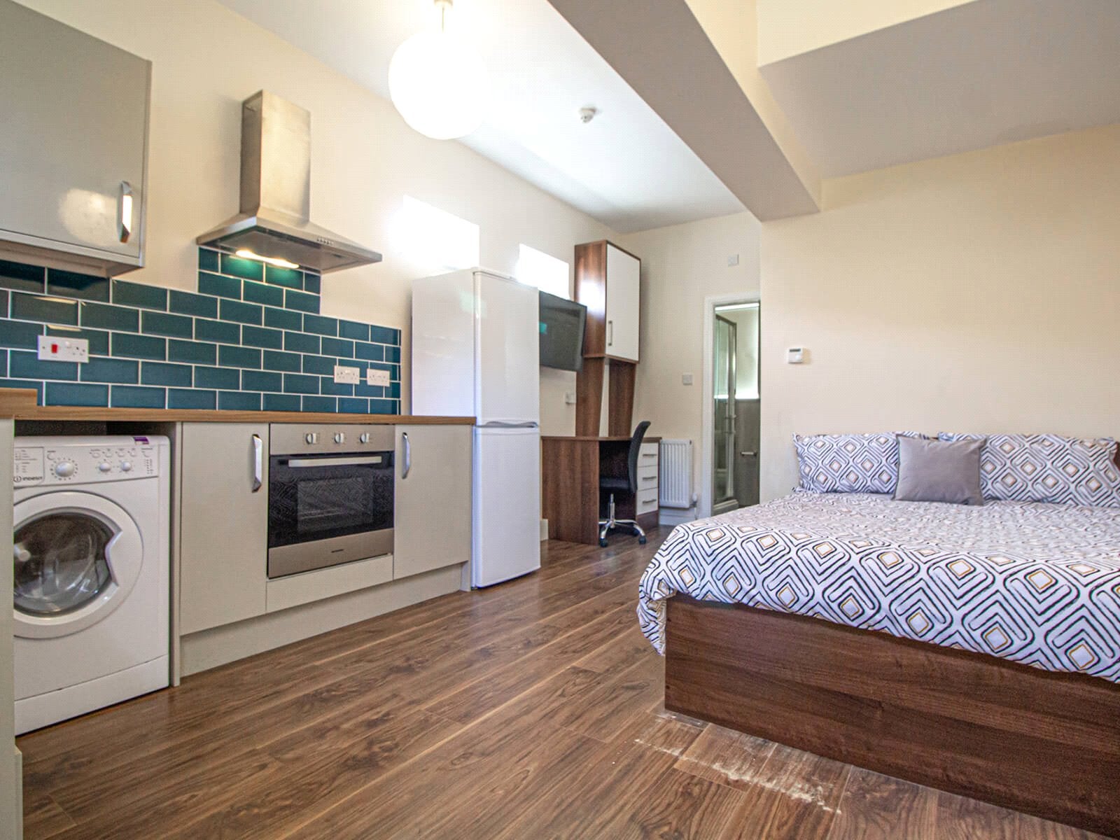 Room Clarendon Road in Leeds