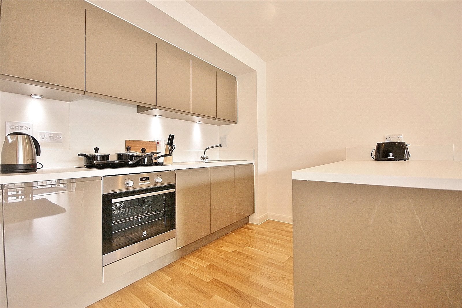 Flat Battersea Park Road in Greater London
