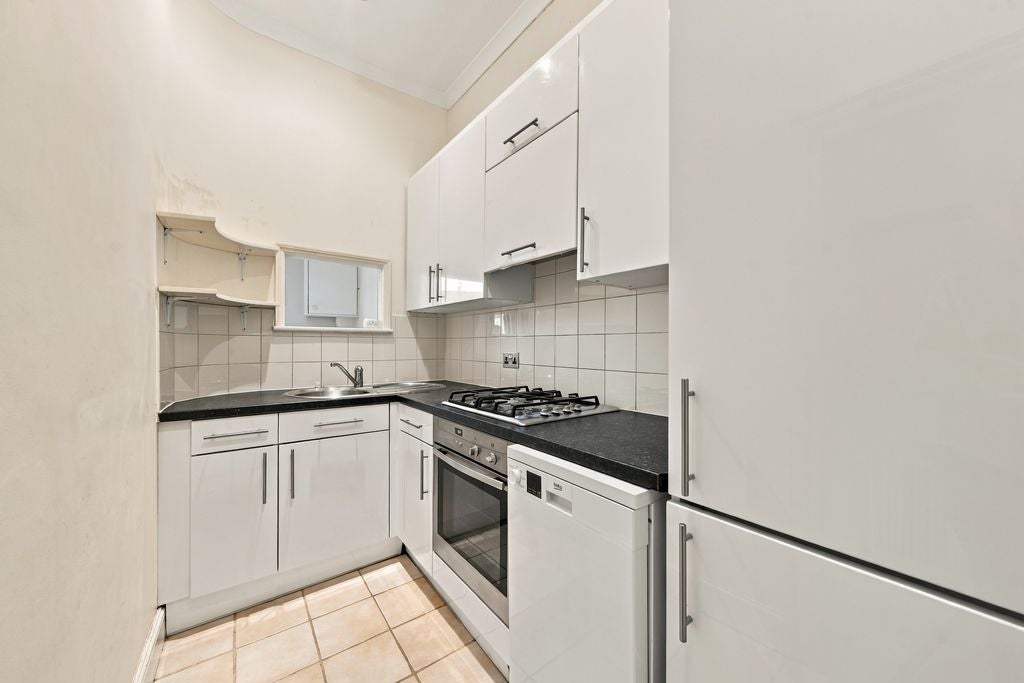 Flat Greencroft Gardens in Greater London