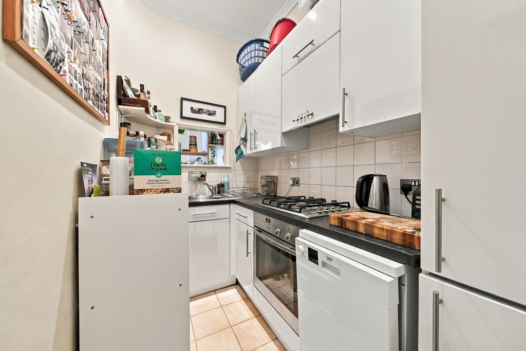 Flat Greencroft Gardens in Greater London