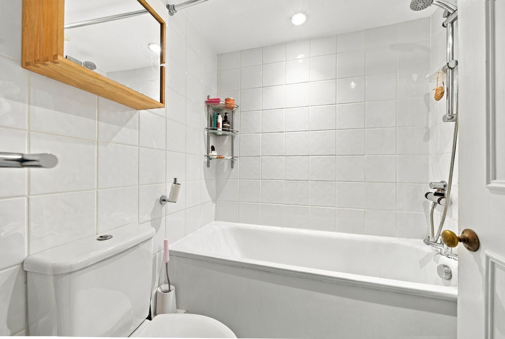 Flat Greencroft Gardens in Greater London