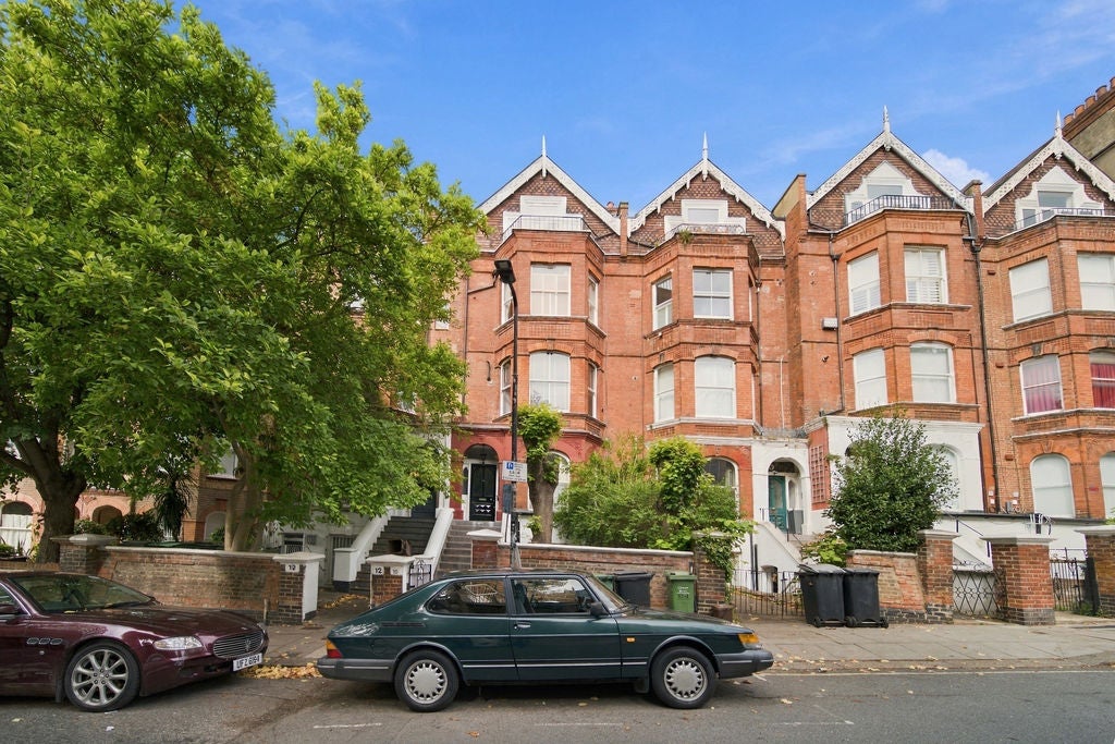 Flat Greencroft Gardens in Greater London
