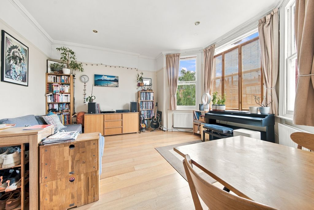 Flat Greencroft Gardens in Greater London