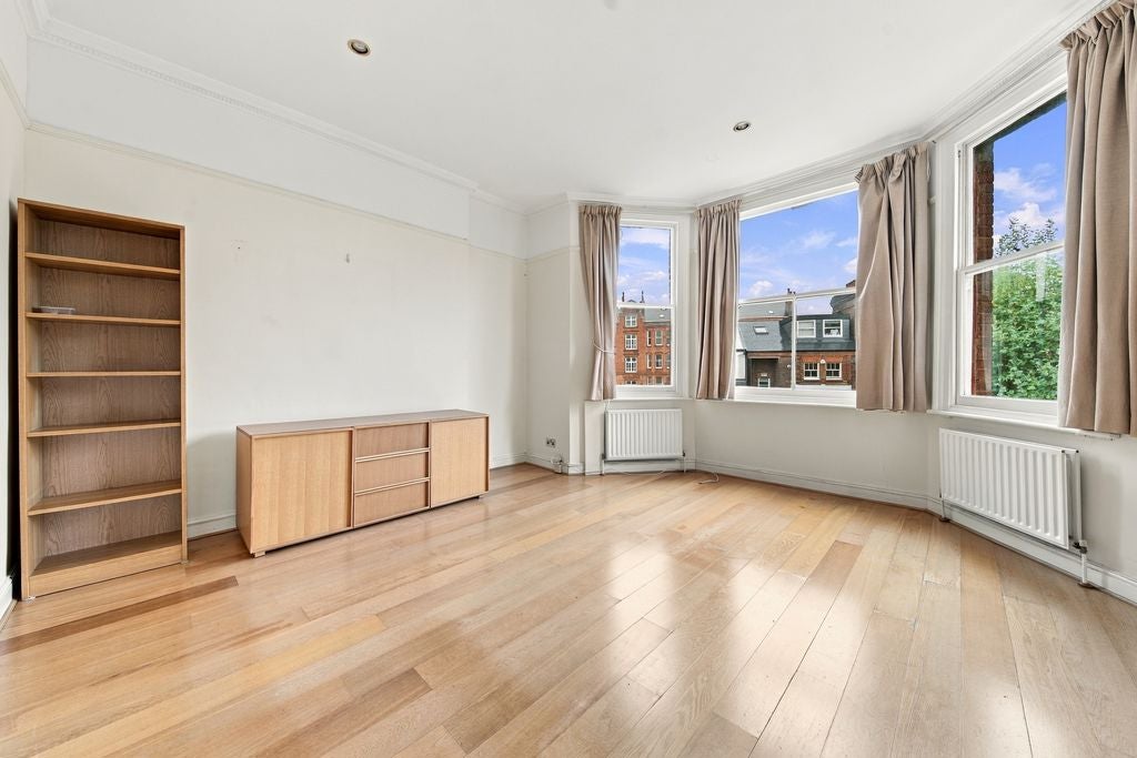 Flat Greencroft Gardens in Greater London