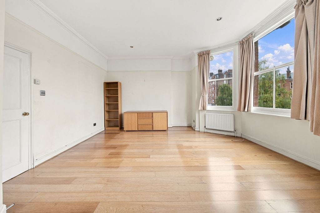 Flat Greencroft Gardens in Greater London