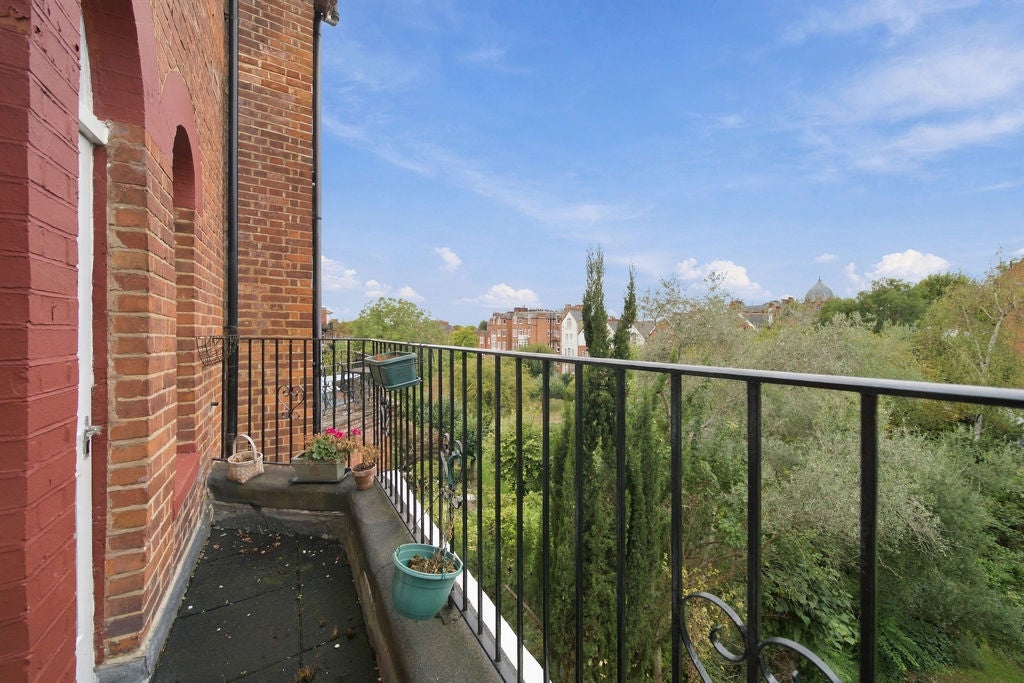 Flat Greencroft Gardens in Greater London