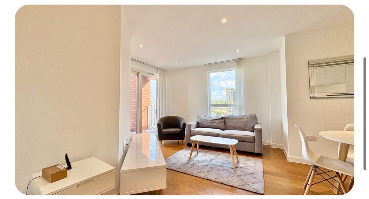 Flat Lismore Boulevard in Greater London