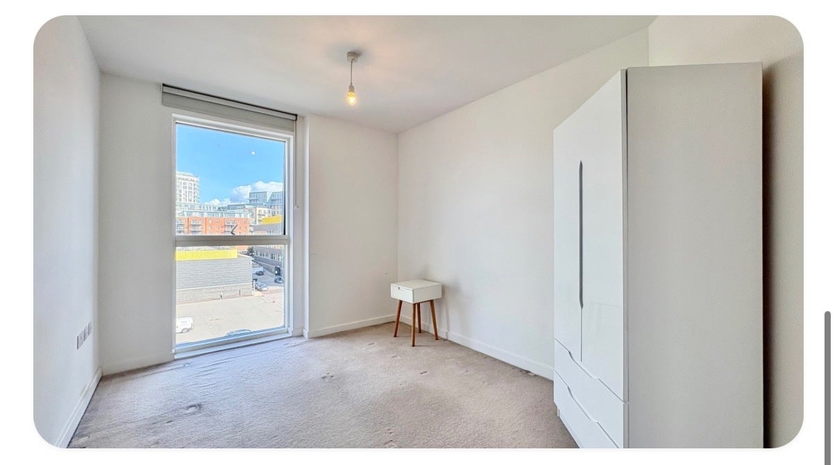 Flat Lismore Boulevard in Greater London