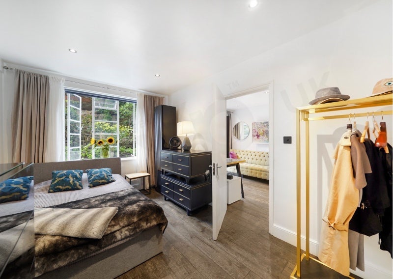 Flat Shepherds Bush Road in Greater London
