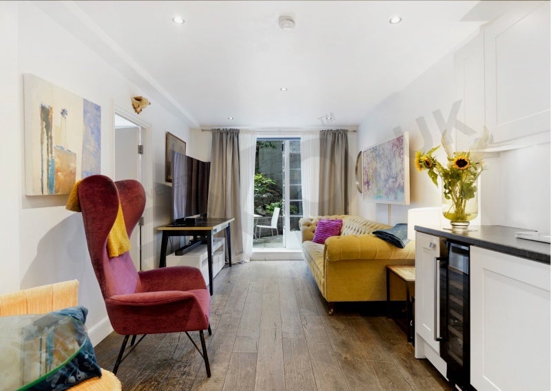 Flat Shepherds Bush Road in Greater London