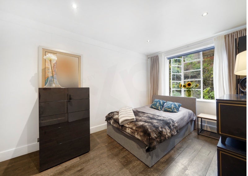 Flat Shepherds Bush Road in Greater London