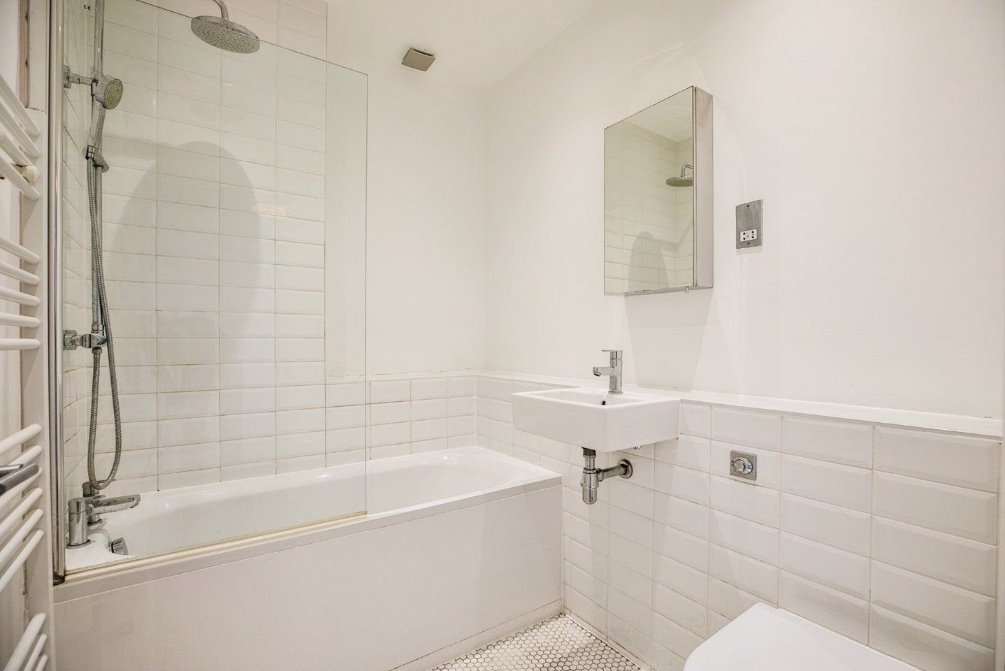 Flat Leander Road in Greater London