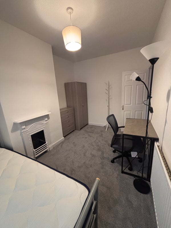 Room Harold Place in Leeds
