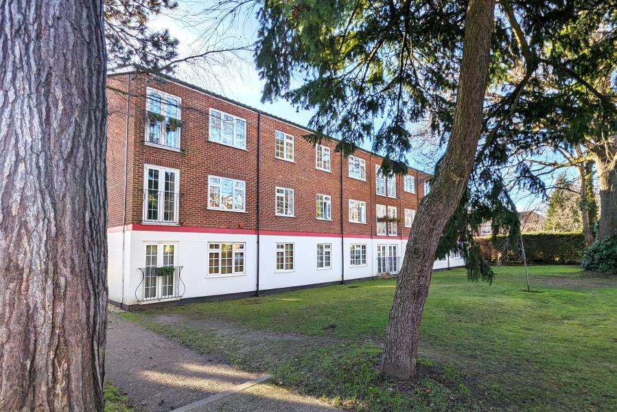 Flat Ockenden Road in Woking
