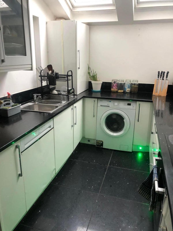 Room Stow Crescent in Greater London