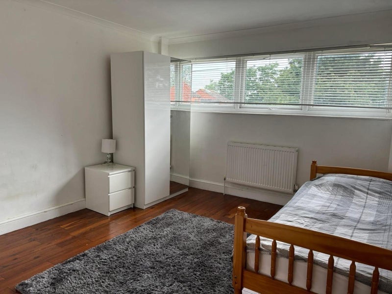 Room Stow Crescent in Greater London