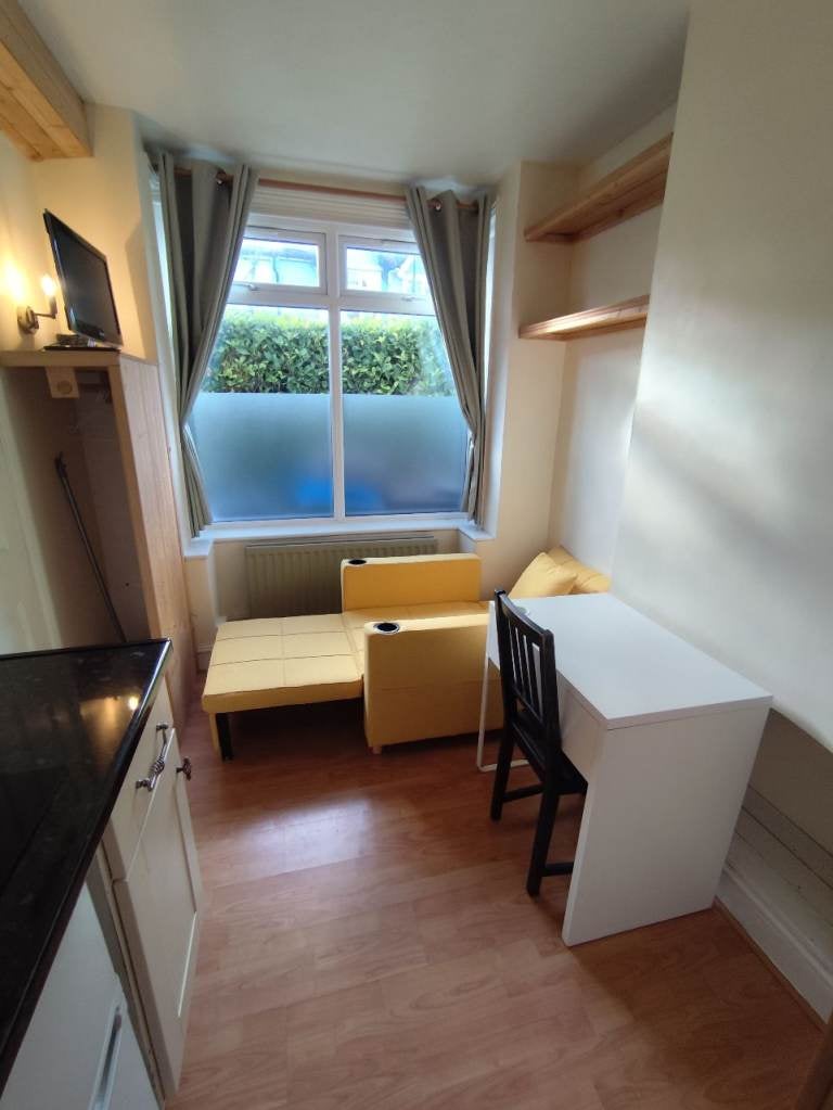 Flat Ashtree Avenue in Greater London