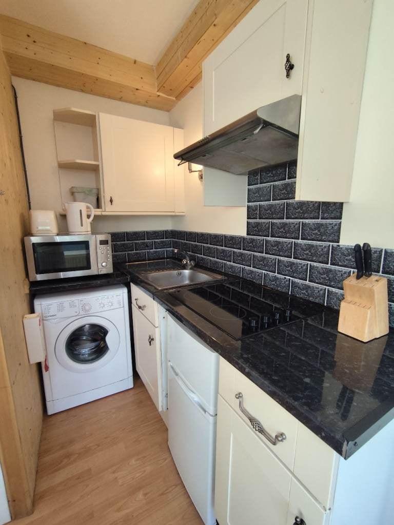 Flat Ashtree Avenue in Greater London